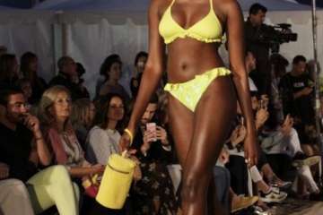 Summerlan se baña en Las Canteras (Foto José Manuel García)